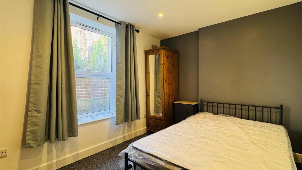 5 bedroom terraced house for rent
