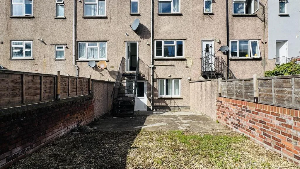 5 bedroom terraced house for rent