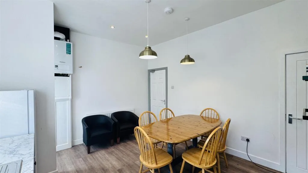 5 bedroom terraced house for rent