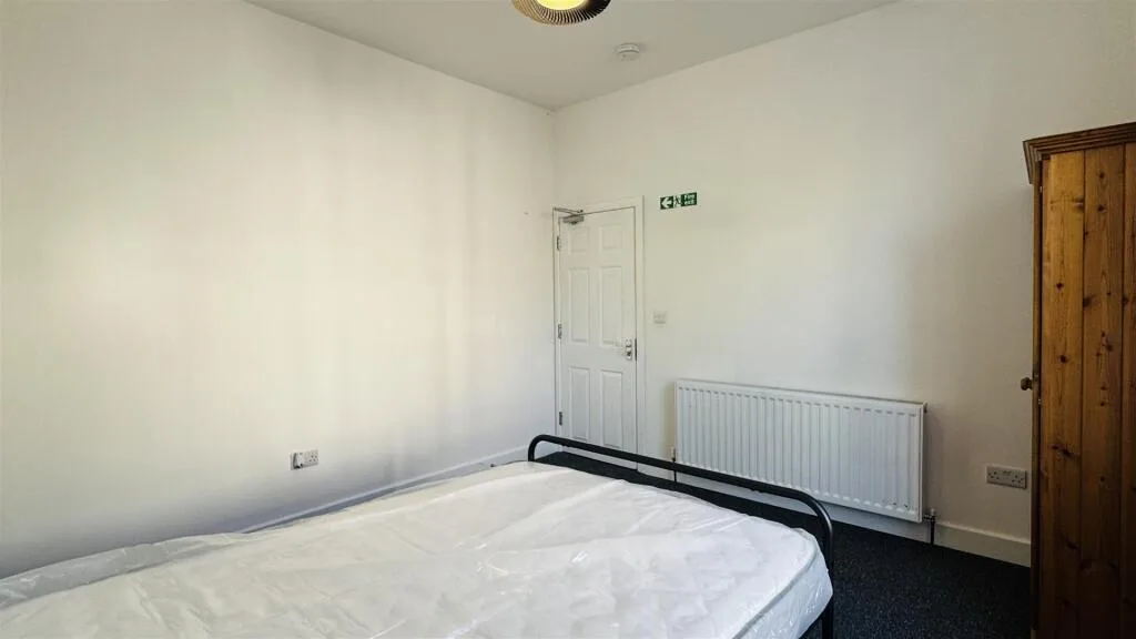 5 bedroom terraced house for rent