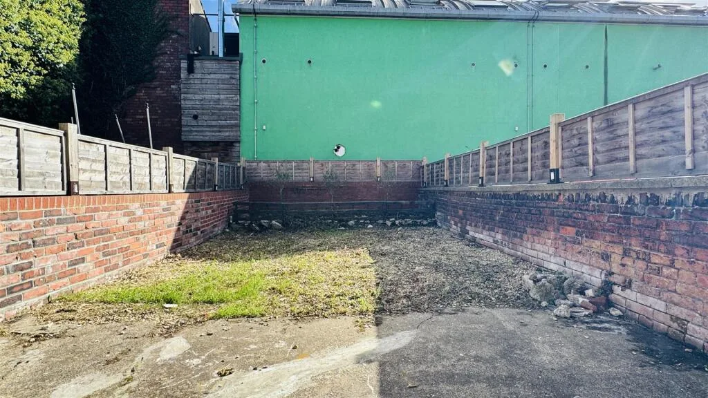 5 bedroom terraced house for rent