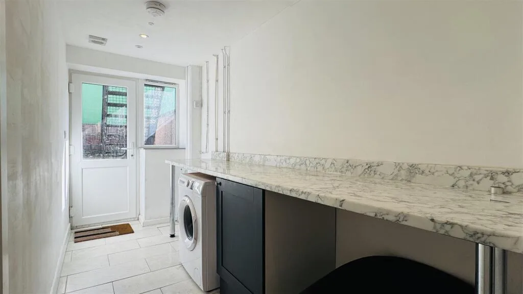 5 bedroom terraced house for rent