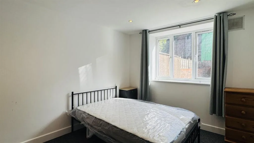 5 bedroom terraced house for rent