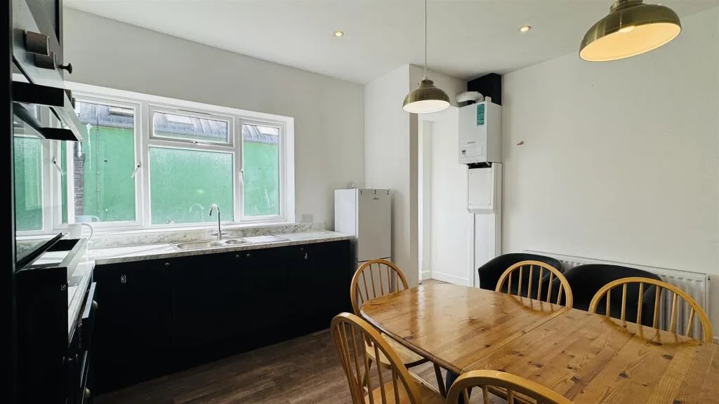 5 bedroom terraced house for rent