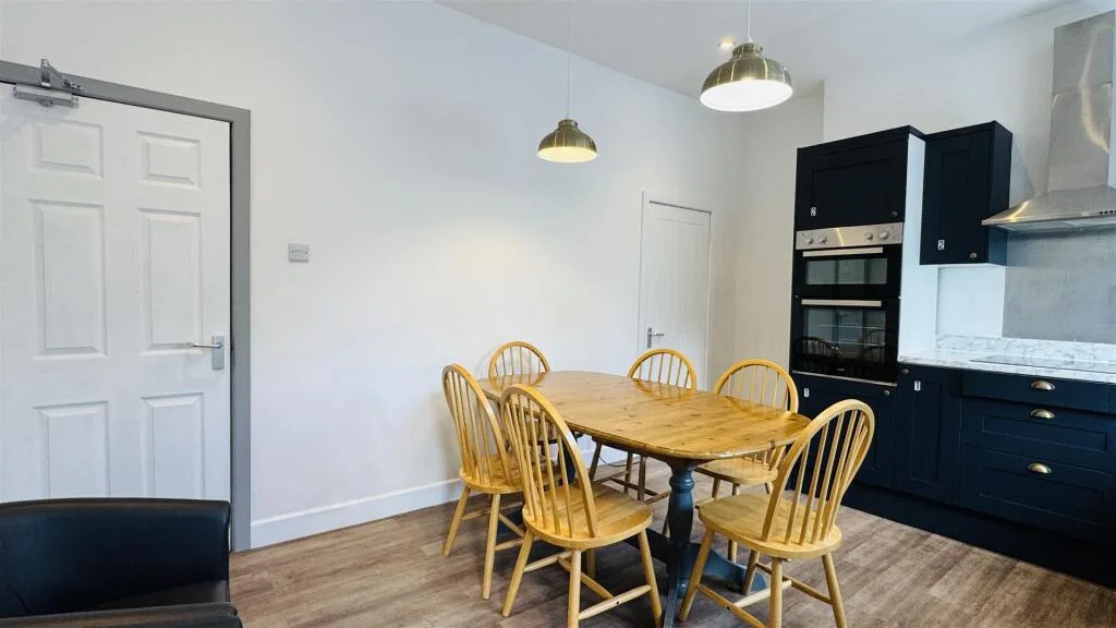 5 bedroom terraced house for rent