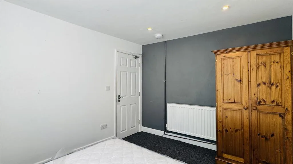 5 bedroom terraced house for rent