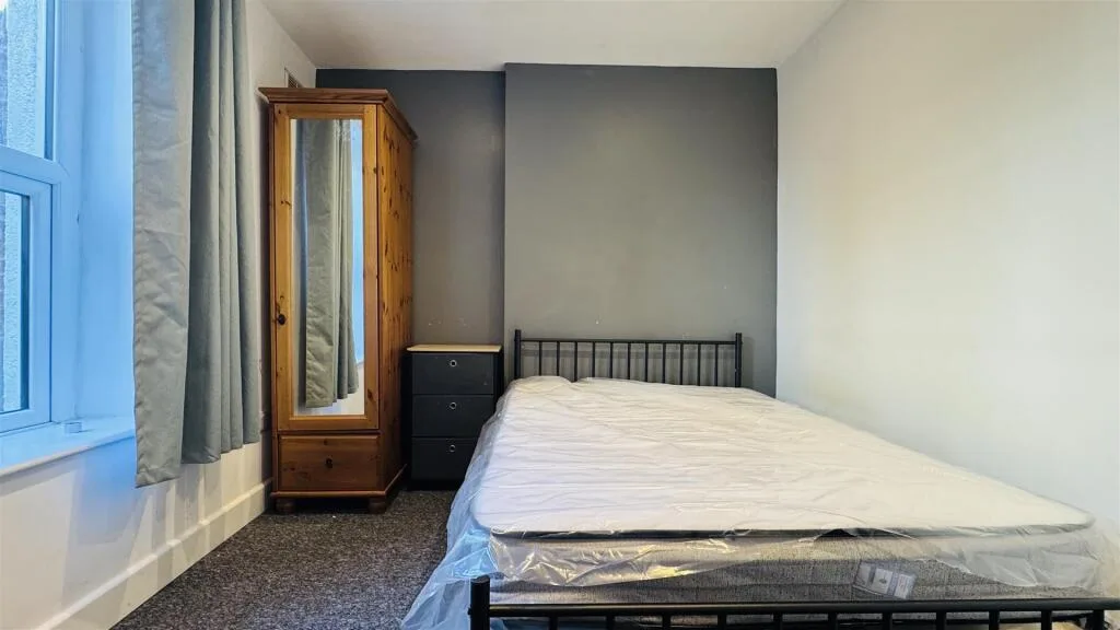 5 bedroom terraced house for rent