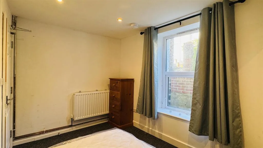 5 bedroom terraced house for rent