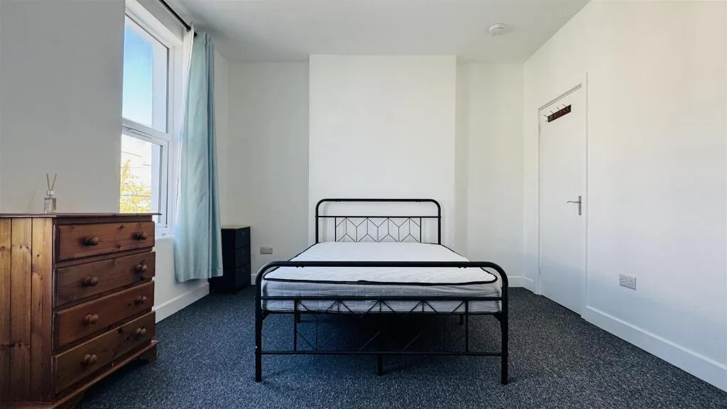 5 bedroom terraced house for rent