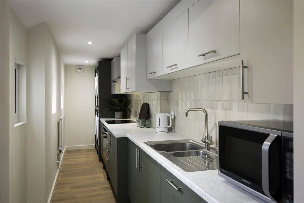 5 bedroom end of terrace house for rent