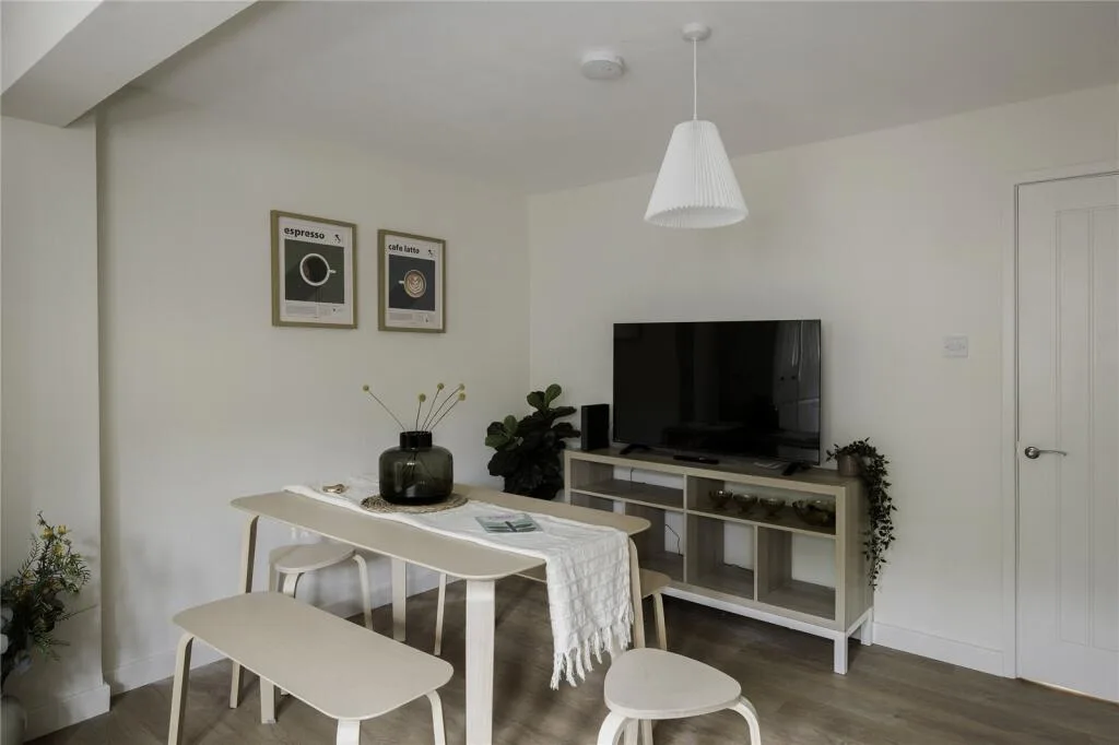 5 bedroom end of terrace house for rent
