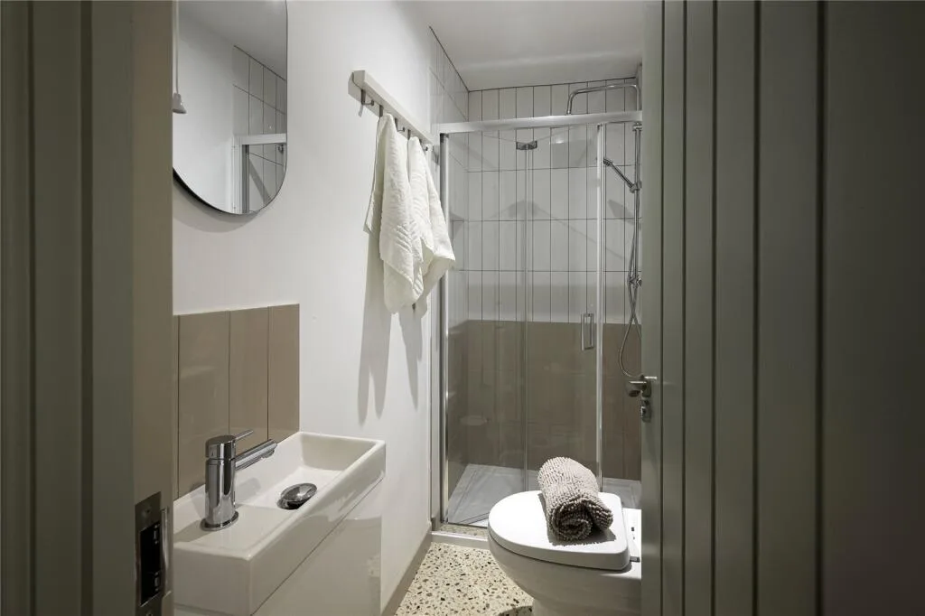 5 bedroom end of terrace house for rent