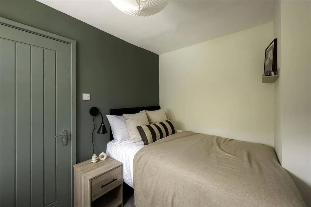 5 bedroom end of terrace house for rent