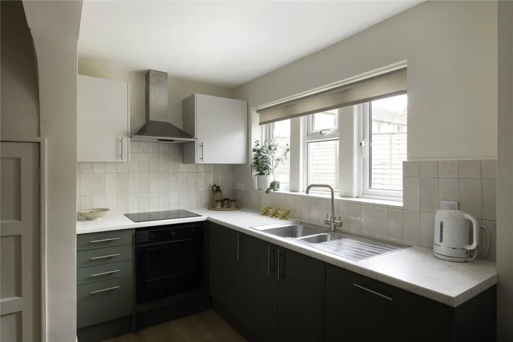 5 bedroom end of terrace house for rent