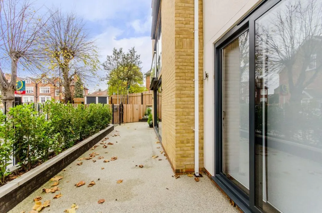 3 bedroom maisonette for rent