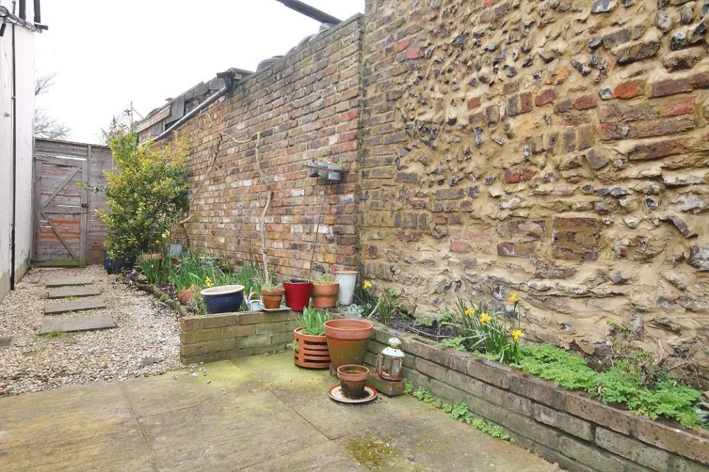 2 bedroom end of terrace house for rent