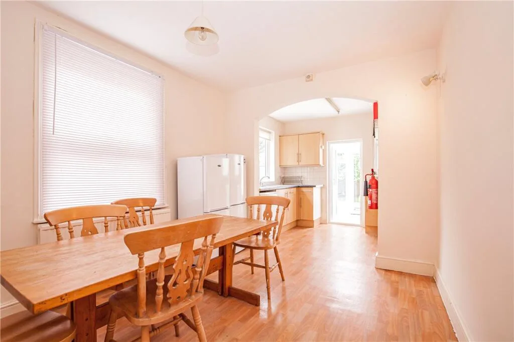 5 bedroom terraced house for rent
