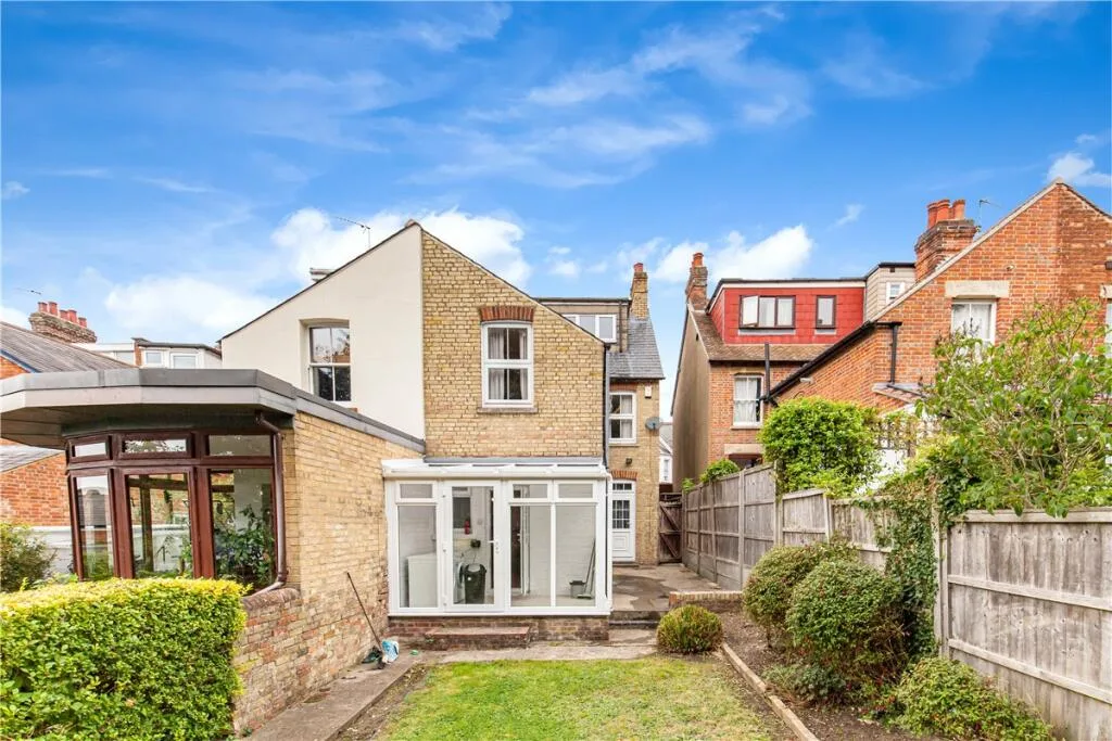 5 bedroom terraced house for rent