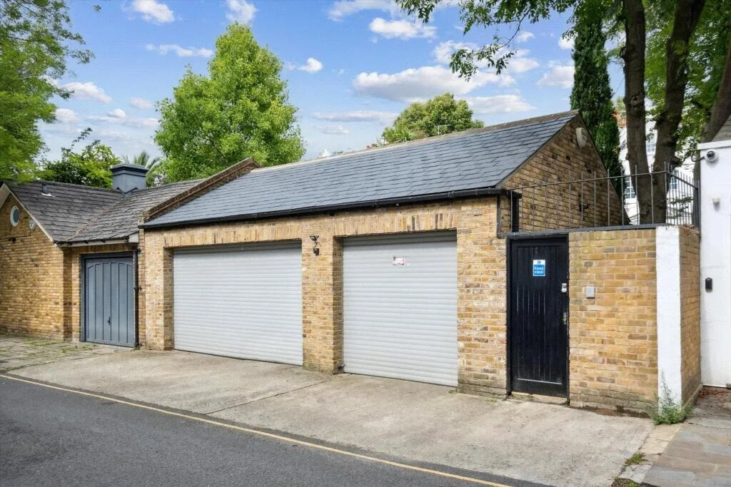5 bedroom terraced house for rent
