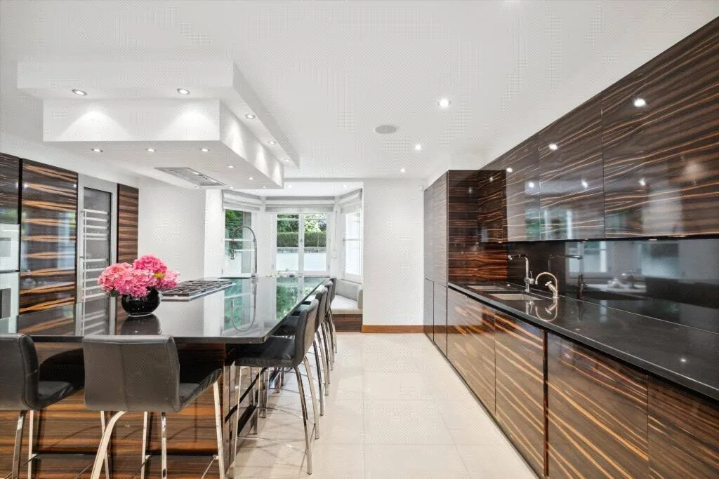 5 bedroom terraced house for rent