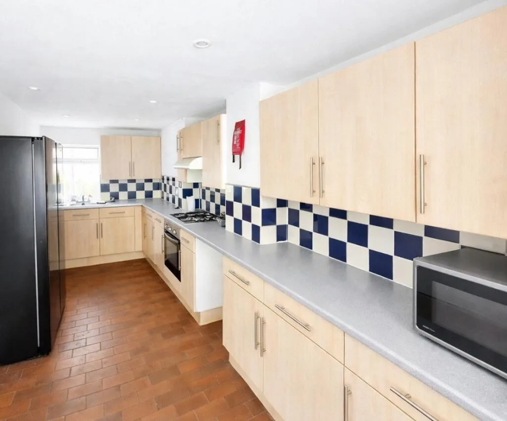 14 bedroom house of multiple occupation for rent