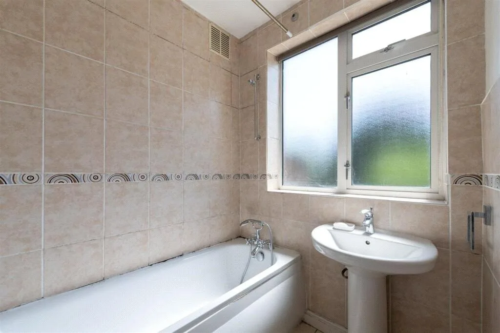 3 bedroom semi-detached house for rent