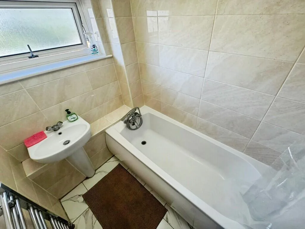 3 bedroom semi-detached house for rent