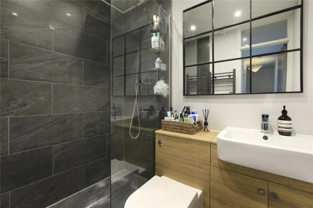 2 bedroom maisonette for rent