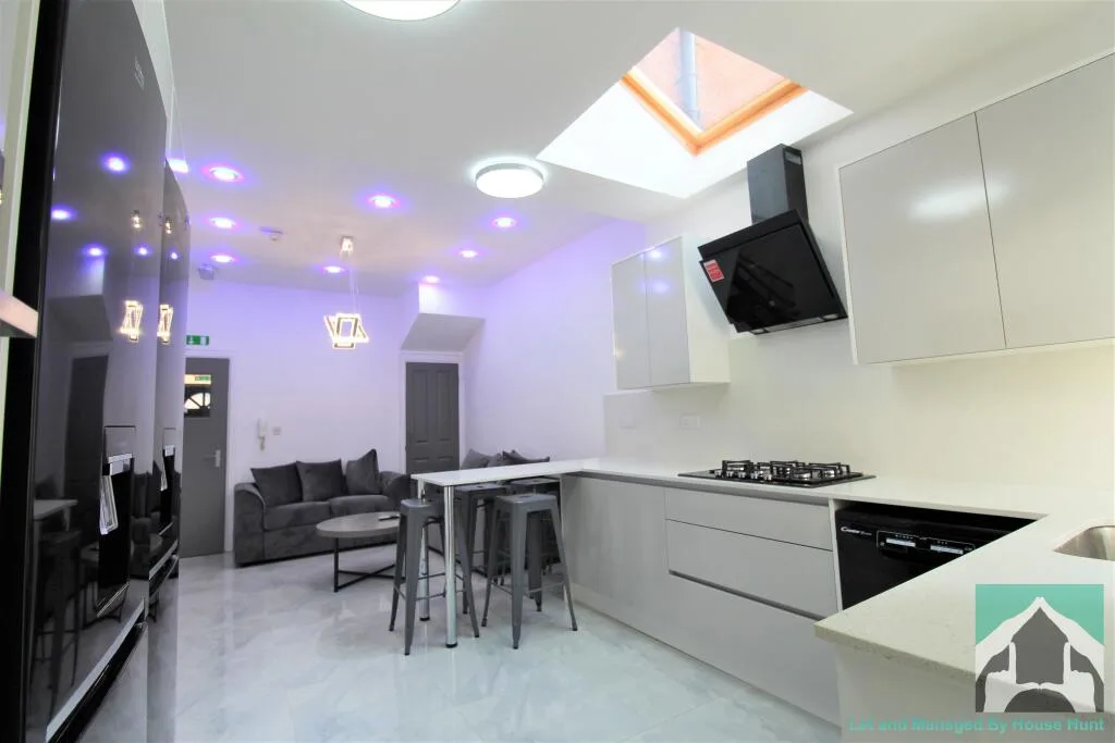 5 bedroom terraced house for rent
