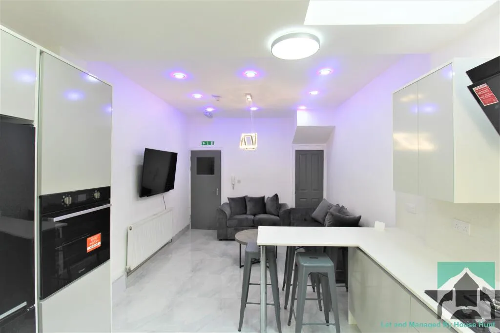 5 bedroom terraced house for rent