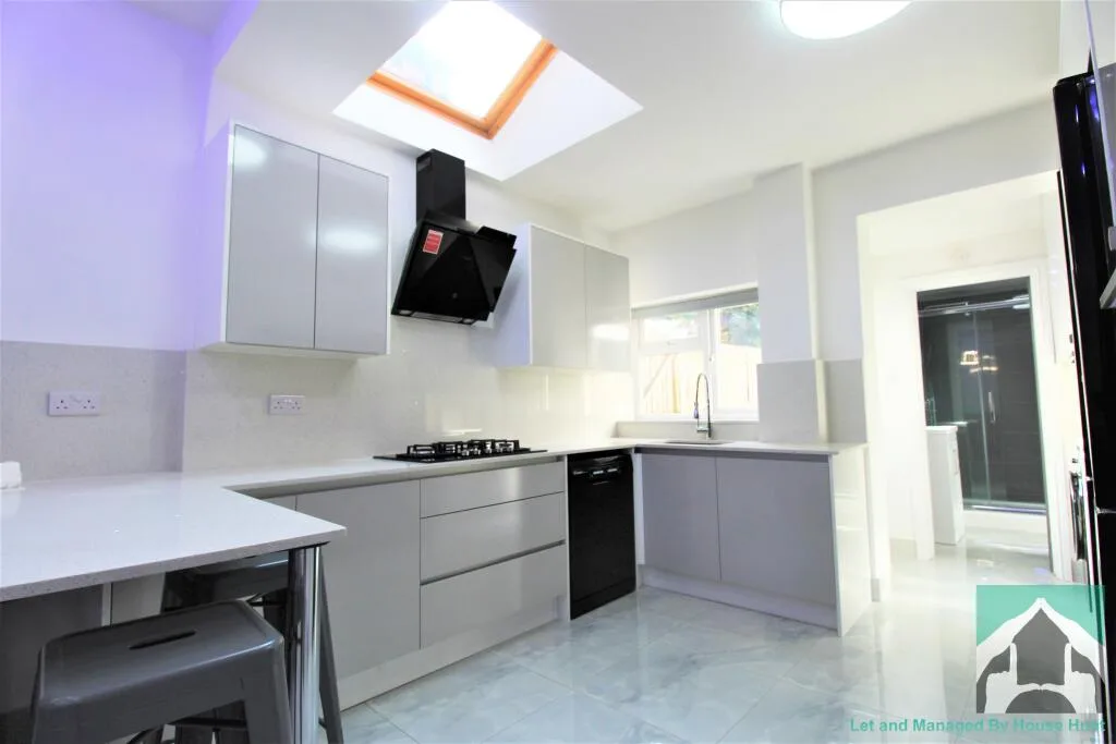 5 bedroom terraced house for rent