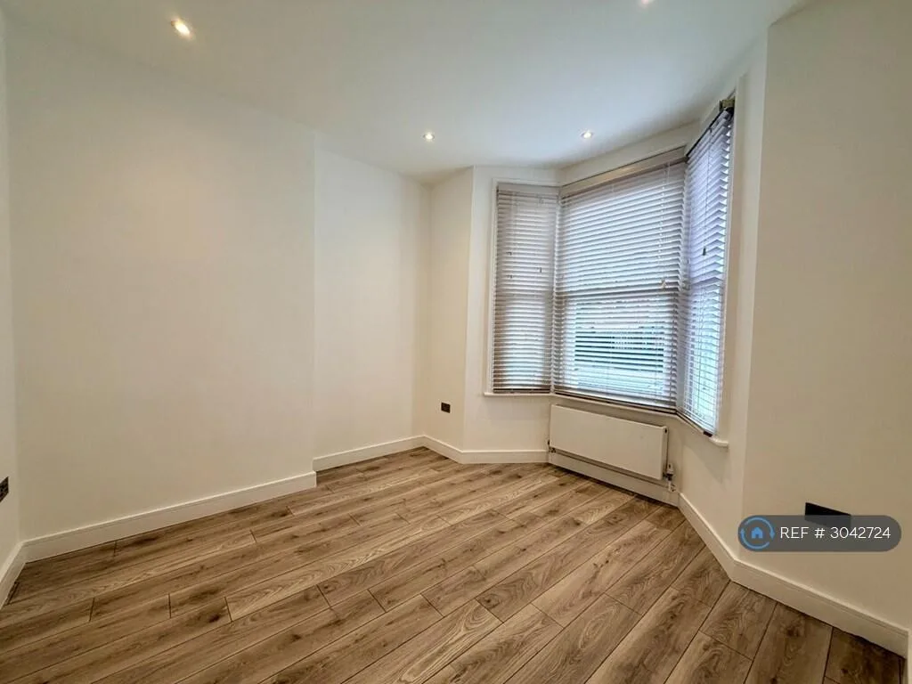 2 bedroom maisonette for rent