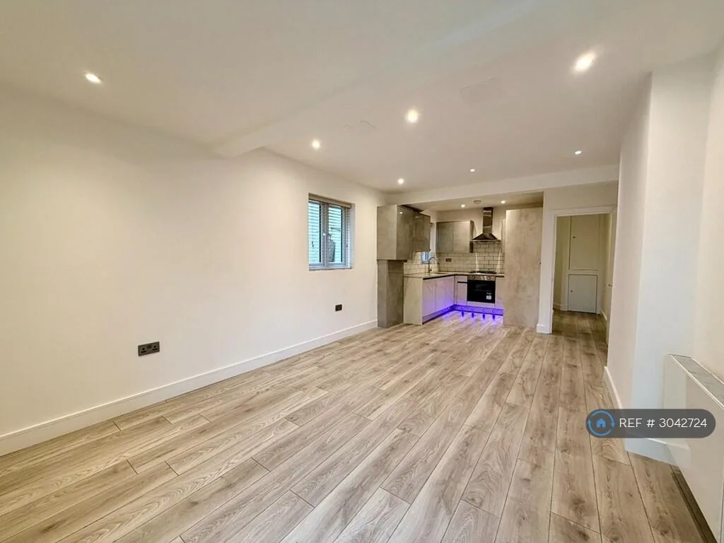 2 bedroom maisonette for rent
