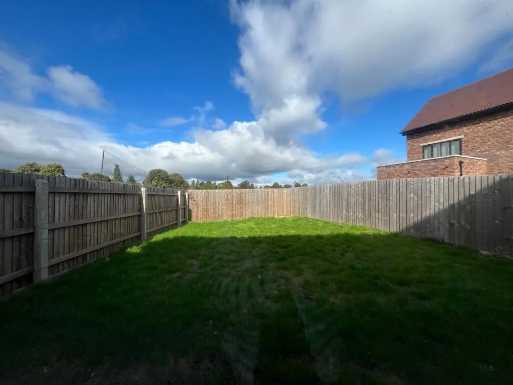 5 bedroom detached house for rent