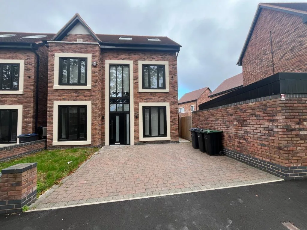 5 bedroom detached house for rent