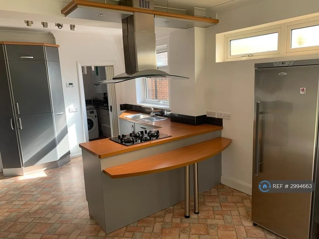 4 bedroom semi-detached house for rent