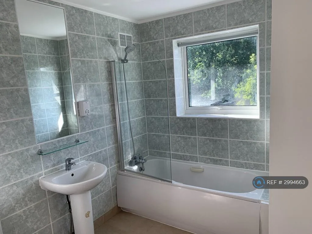 4 bedroom semi-detached house for rent