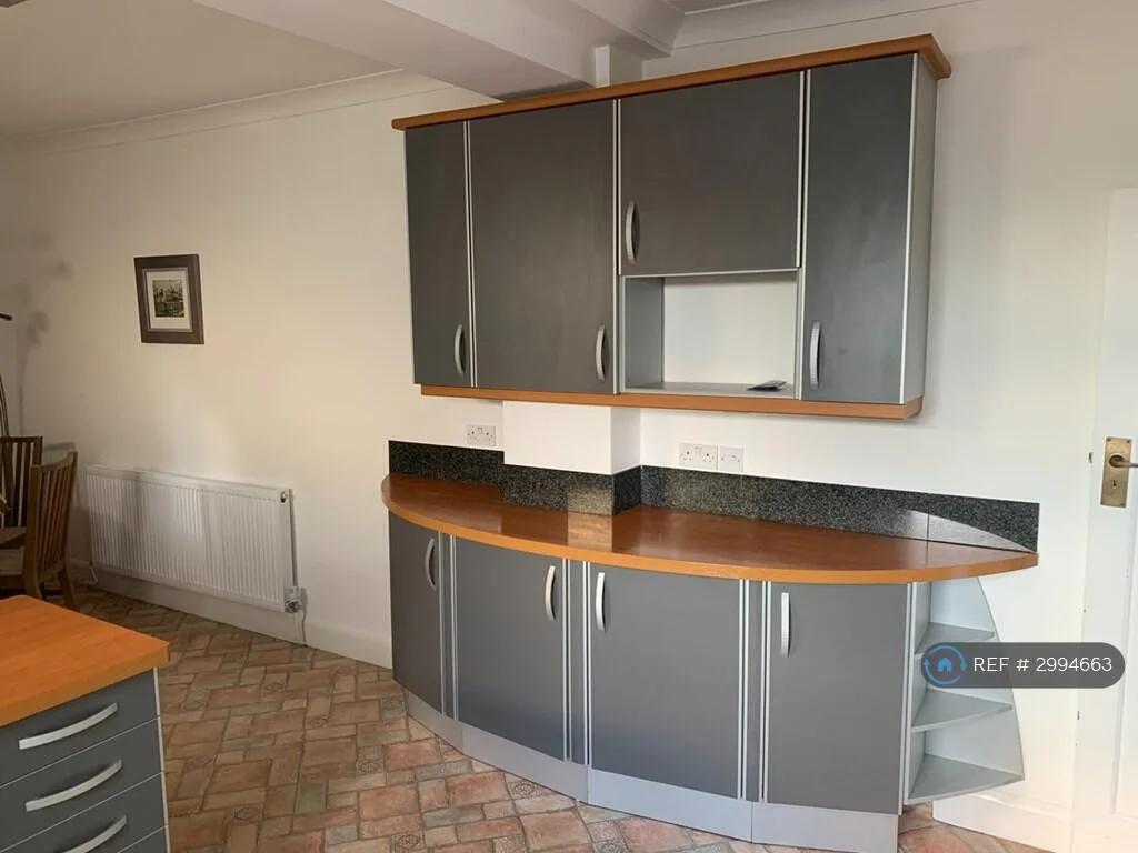 4 bedroom semi-detached house for rent