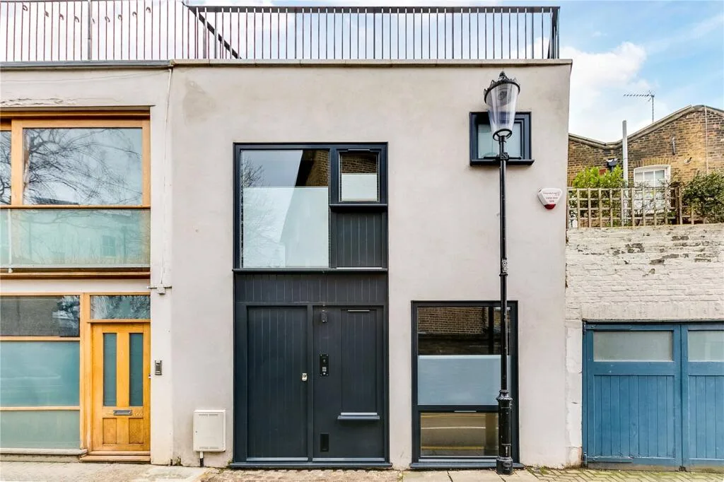1 bedroom mews property for rent