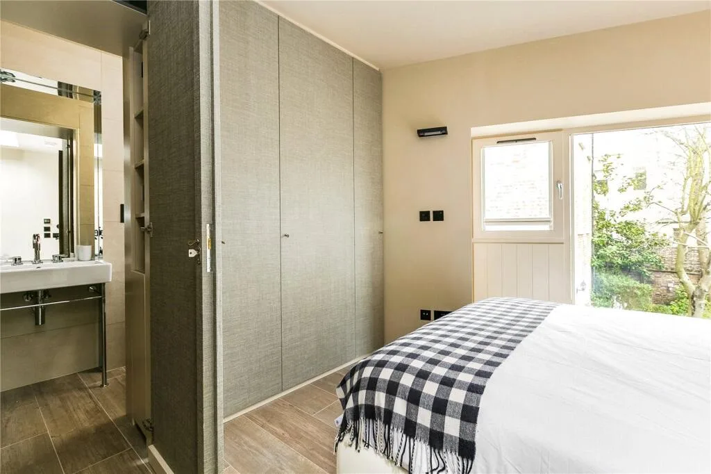 1 bedroom mews property for rent