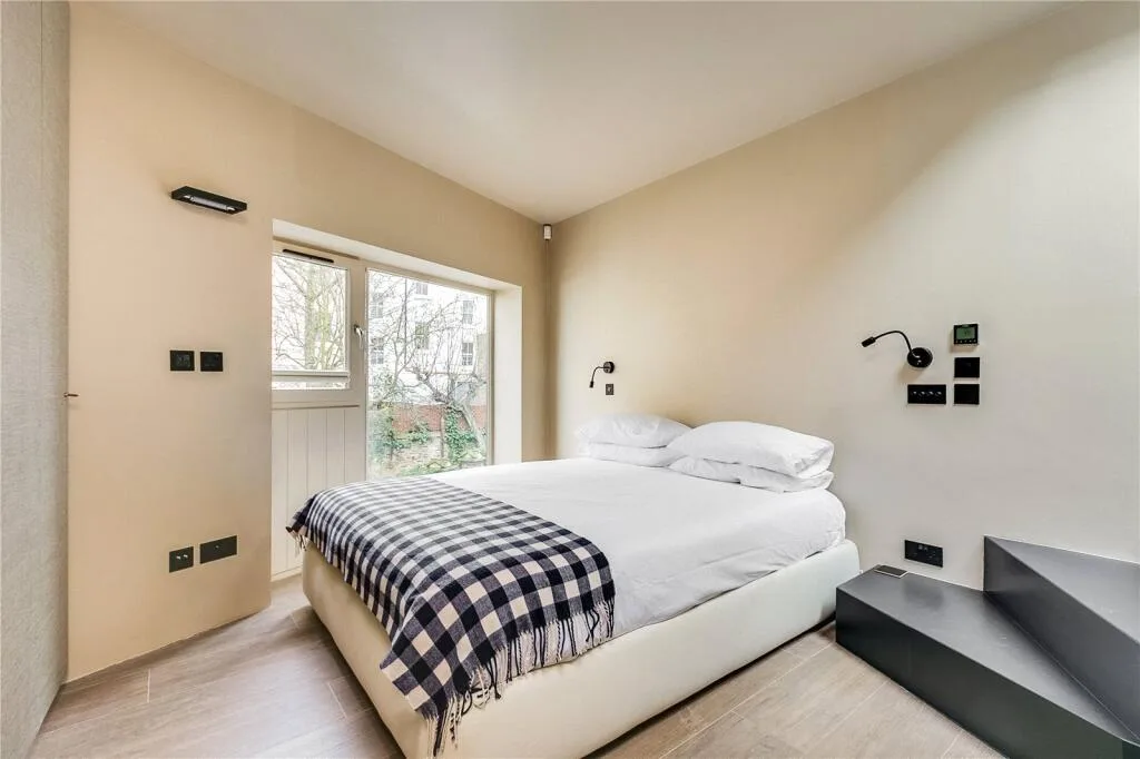 1 bedroom mews property for rent