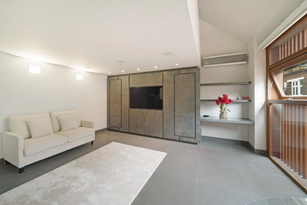 2 bedroom mews property for rent