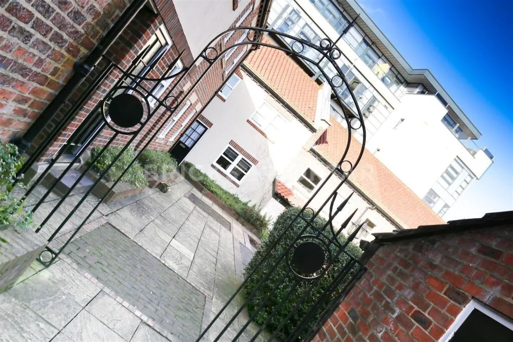 2 bedroom town house for rent