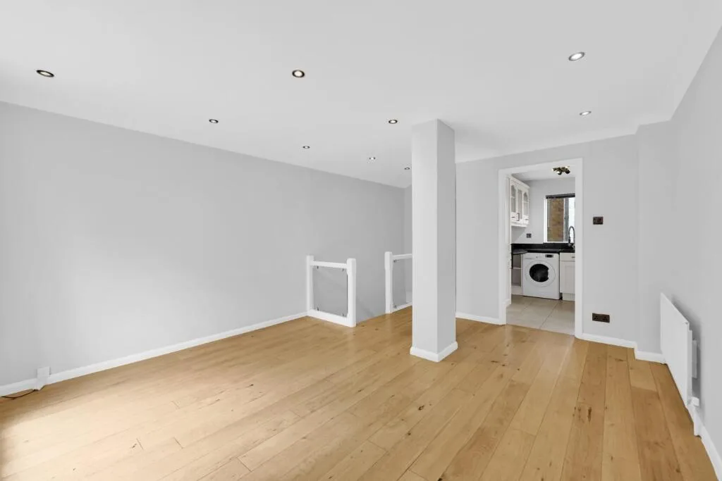 3 bedroom mews property for rent