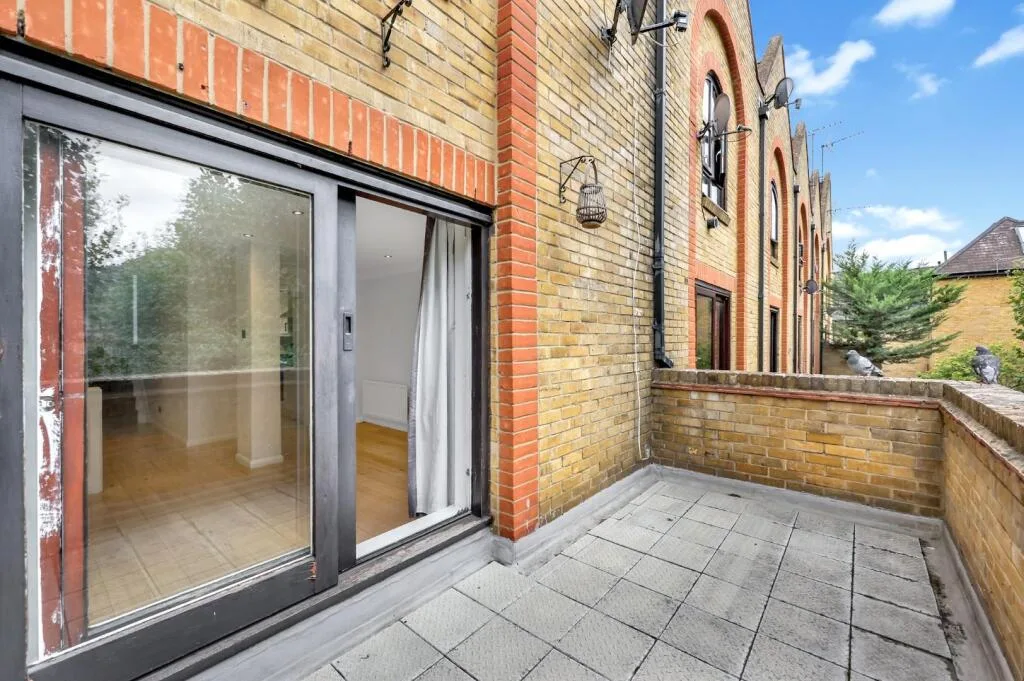 3 bedroom mews property for rent