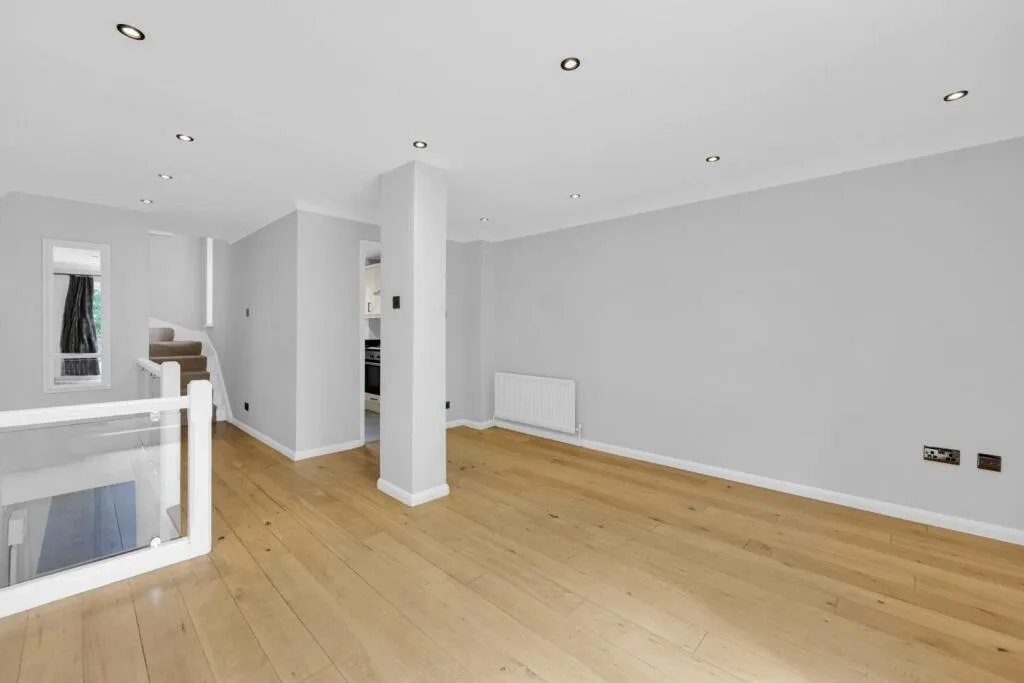 3 bedroom mews property for rent