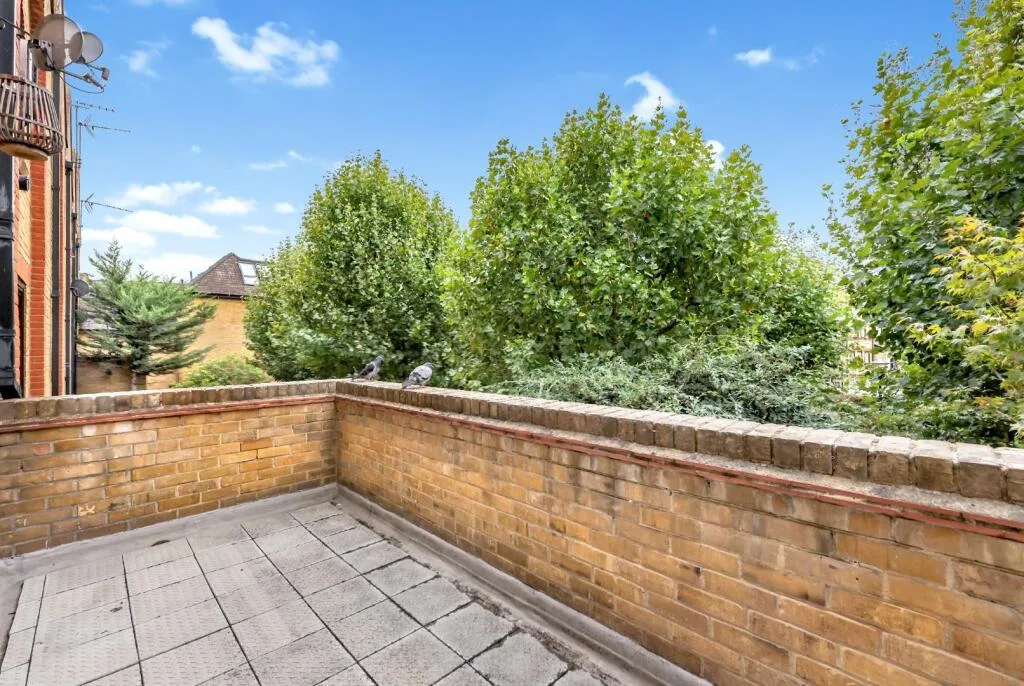 3 bedroom mews property for rent