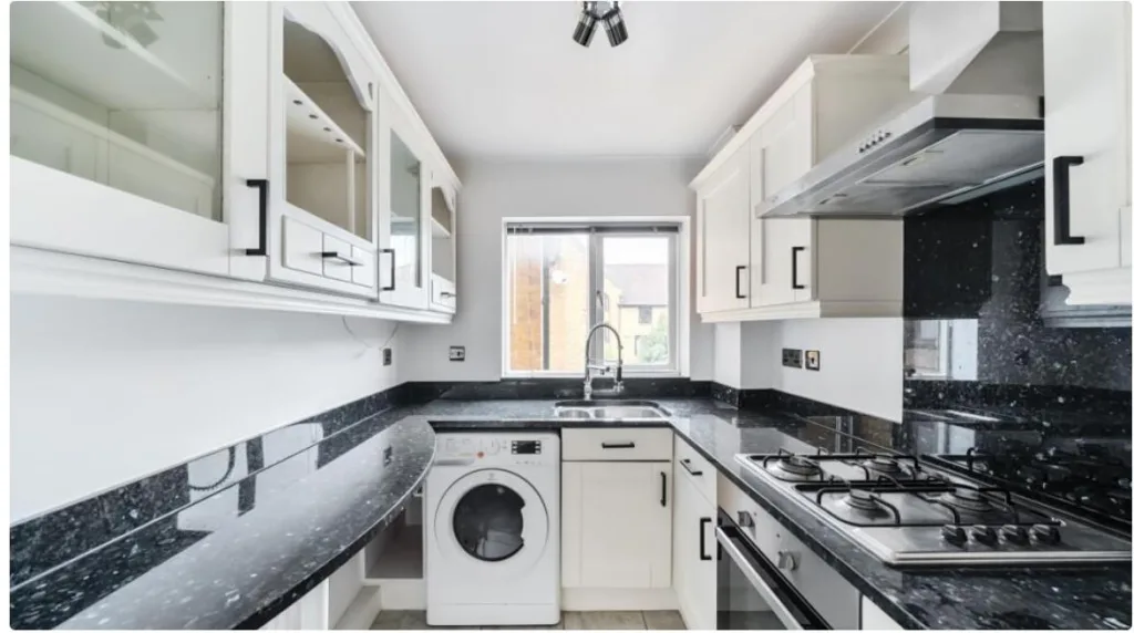 3 bedroom mews property for rent