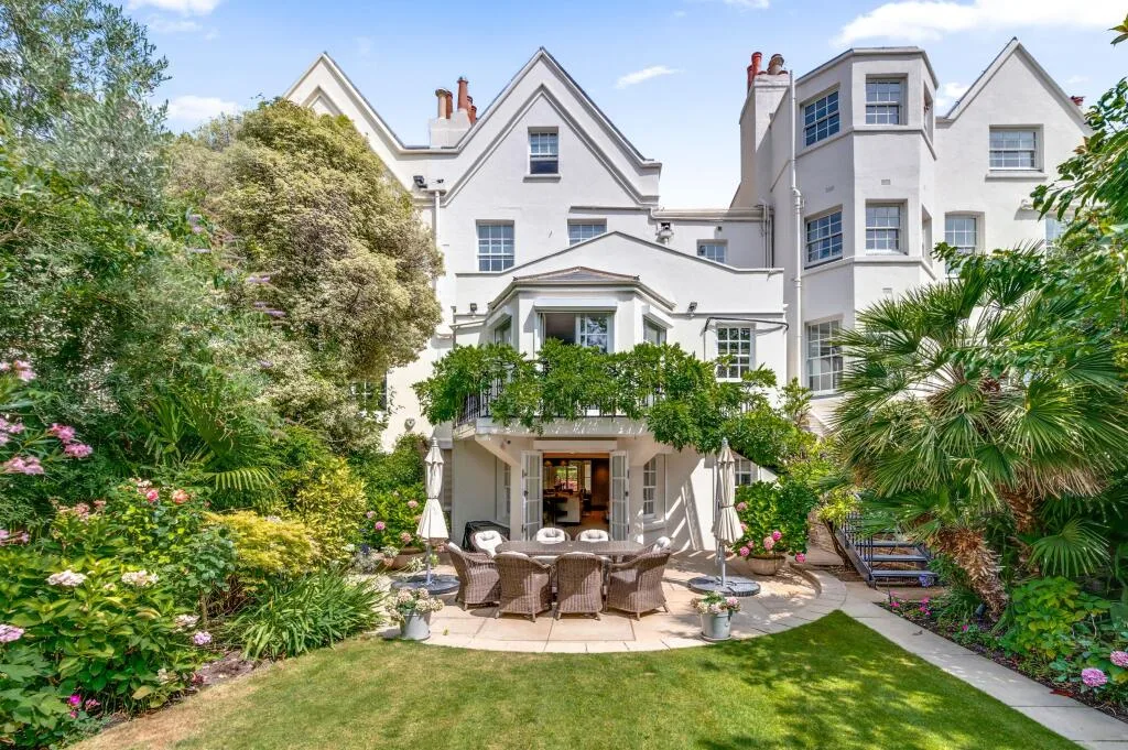 5 bedroom detached house for rent
