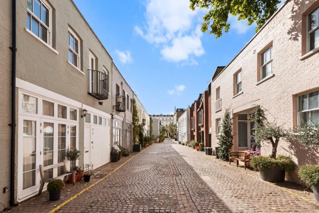 3 bedroom mews property for rent
